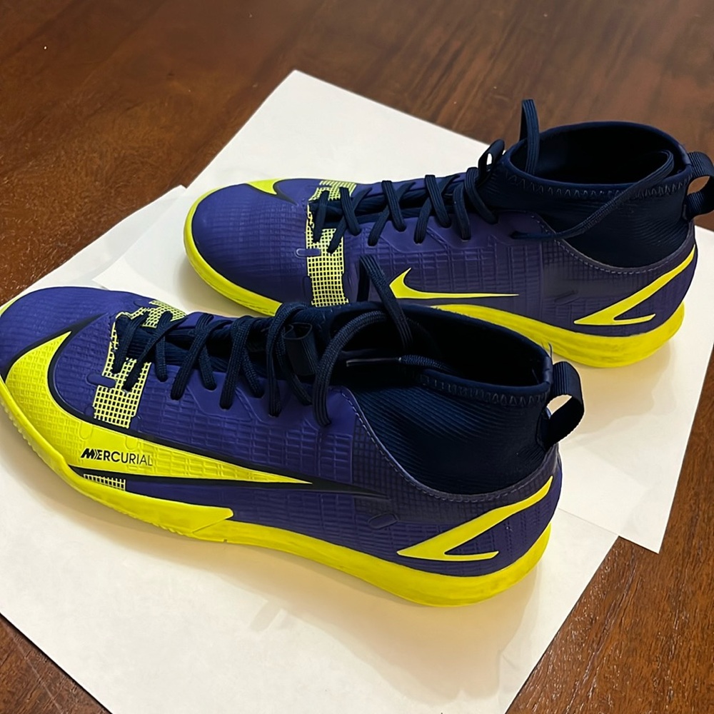 Nike Jr. Mercurial Vapor 14 Academy Indoor Soccer Shoe. 4Y. Lapis/Volt-BlueVoid